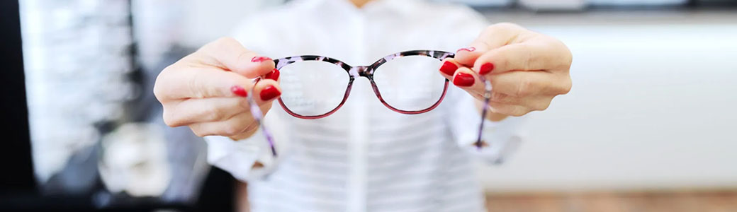 2 chèques mutualistes pour s’équiper en lunettes et en appareils auditifs