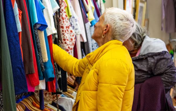 Des clients achètent des vêtements