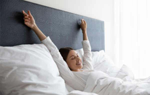 Femme qui se réveille d'une bonne nuit de sommeil