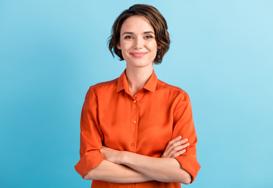 Femme qui sourit car on a la meilleure des mutuelles du monde