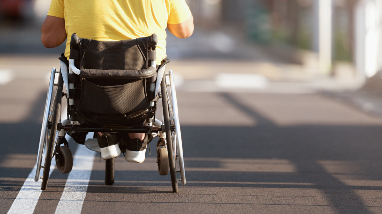 Une personne en fauteuil roulant sur la route