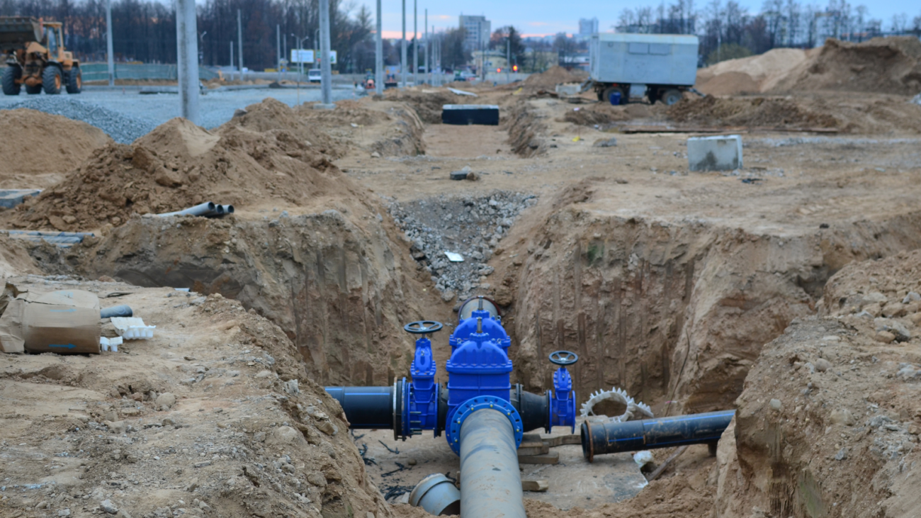 Des tuyaux de réseau d'eau sous terrain